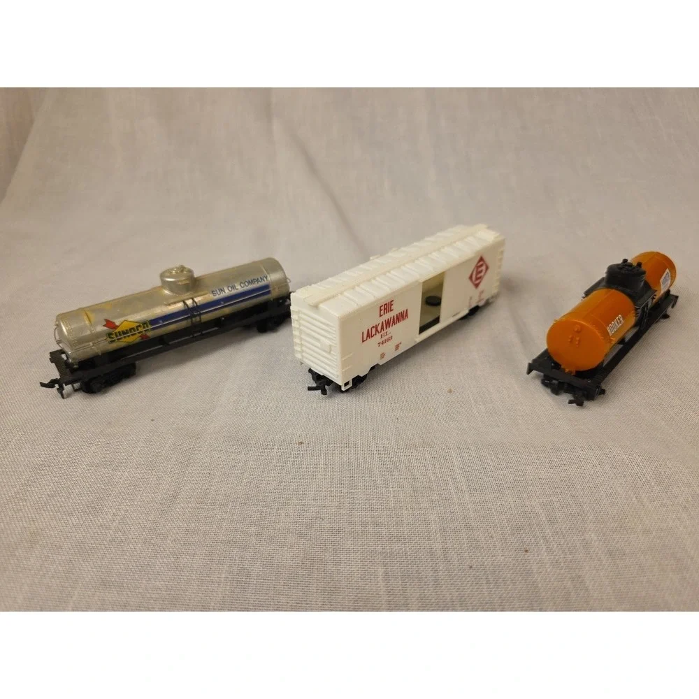 Lot Of HO Train Cars Tyco Sunoco Tanker Life Like Lakawanna Box Car Life Like...